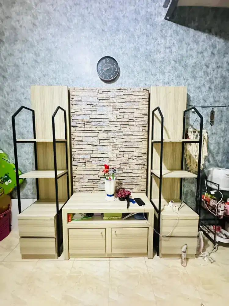 Lemari TV dan Sekat Ruang Tengah