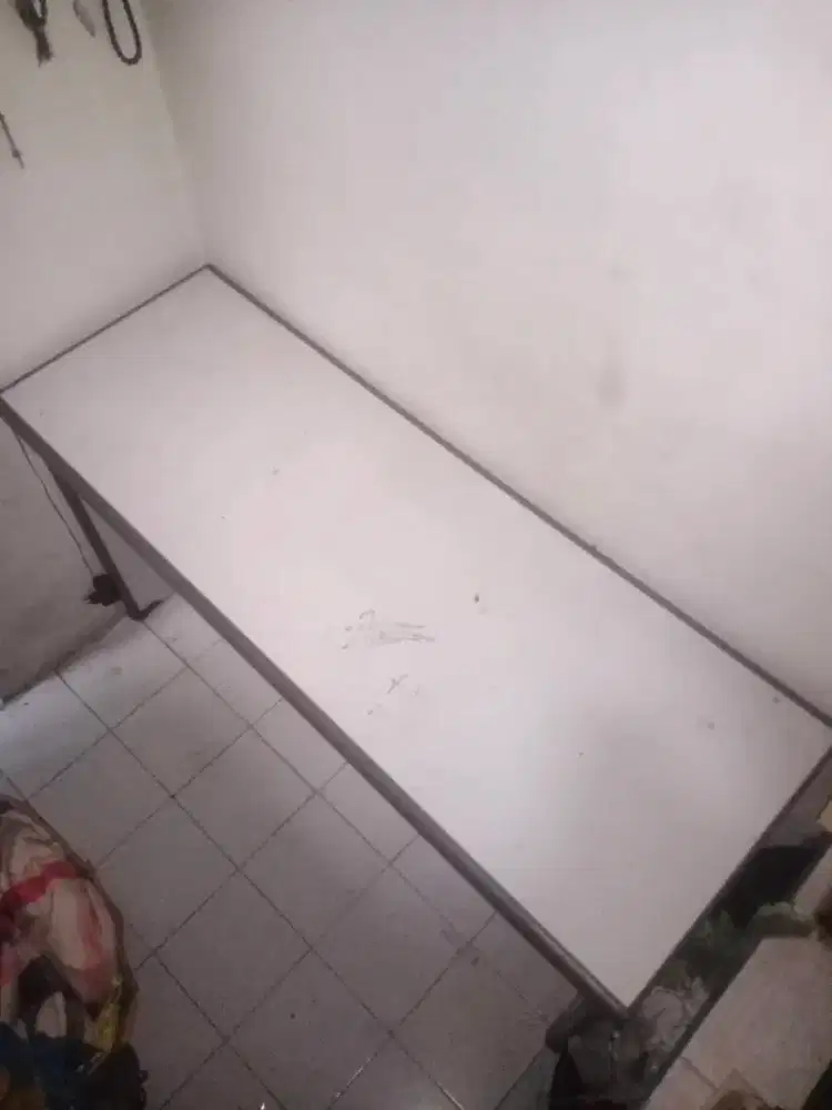 Meja komputer bahan tebal