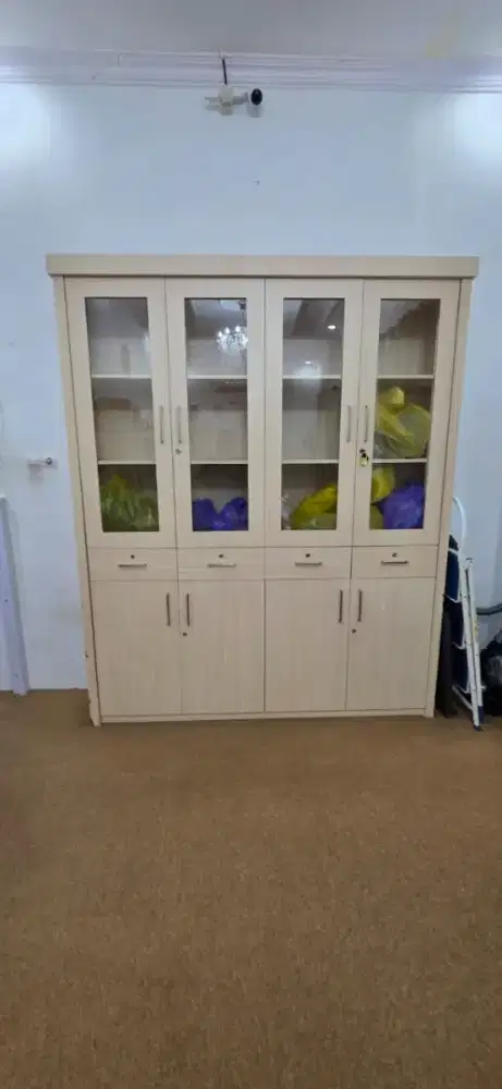 Lemari pajangan d ruang tamu