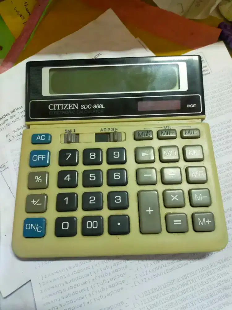 Kalkulator warna putih hitam