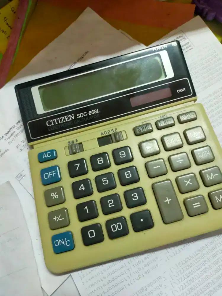 Kalkulator warna hitam putih