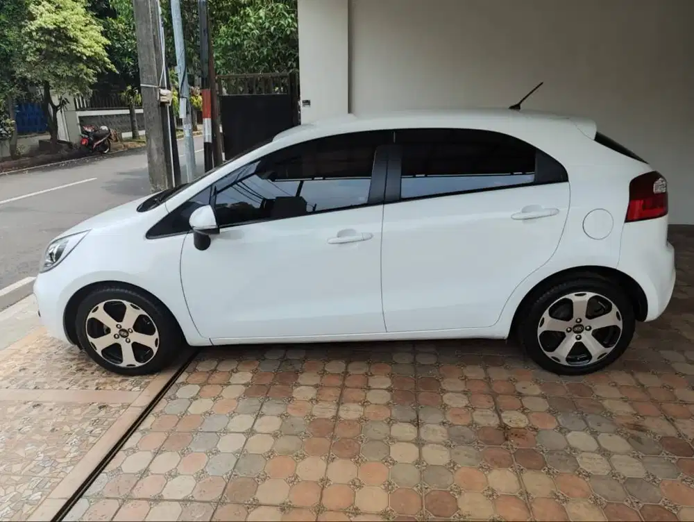 KIA RIO TAHUN 2014 MULUS KM RENDAH