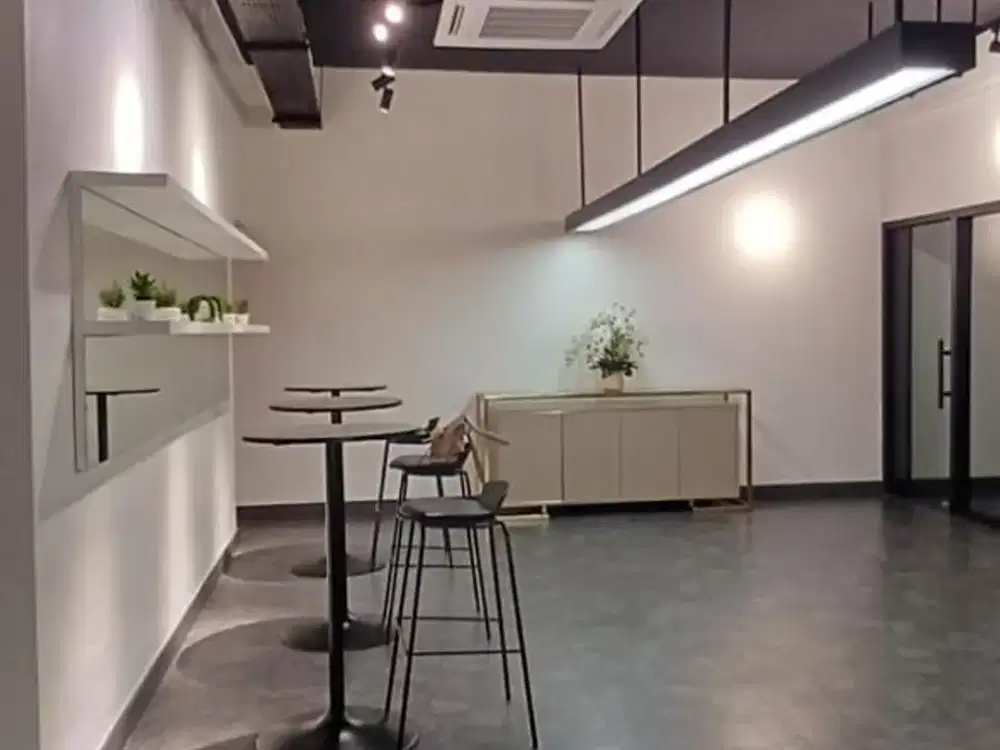 DISEWAKAN RUMAH 2 LANTAI DI PINGGIR JALAN COCOK UNTUK USAHA KANTOR