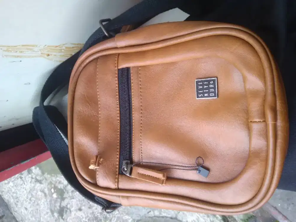 Tas slendang kulit kecil