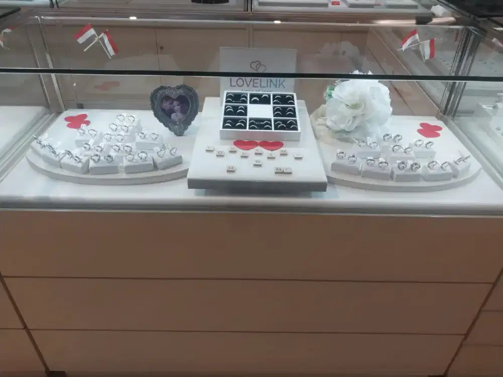 Etalase kaca ex toko emas showcase