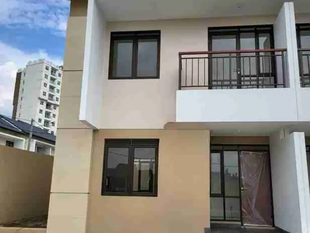 Rumah Baru 2 Lantai fasilitas kolam renang  di Pasteur Bandung