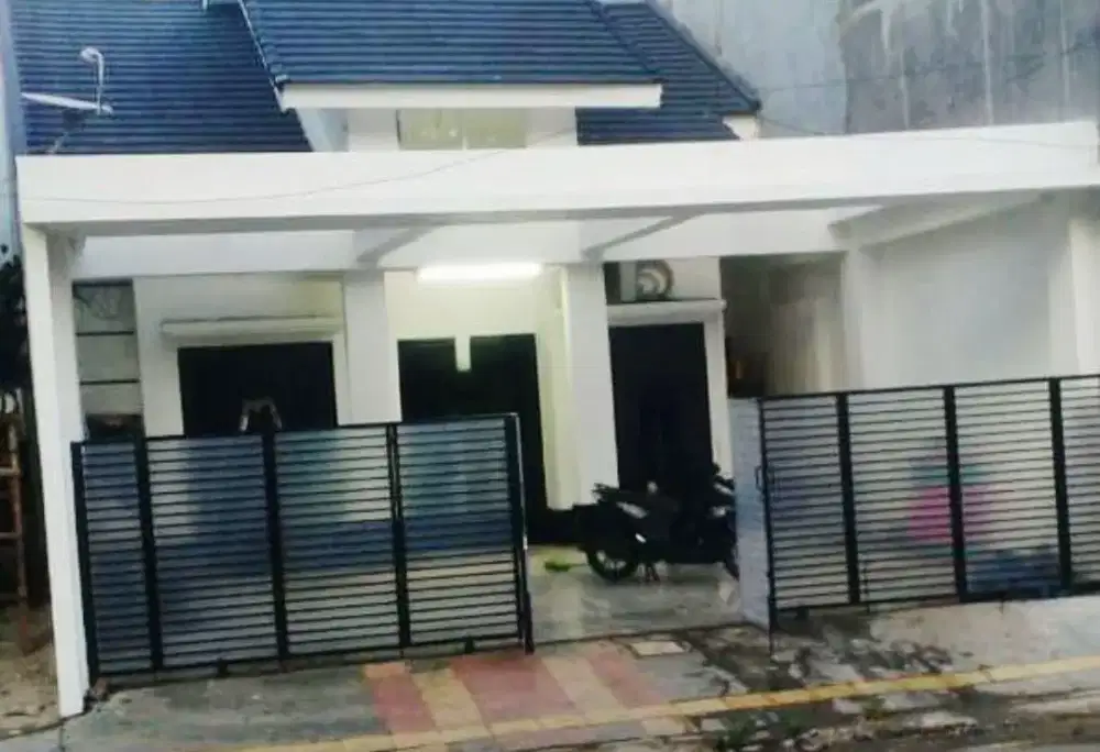 Dijual Rumah Lokasi Strategis Cocok untuk Usaha di Kencana Loka Raya