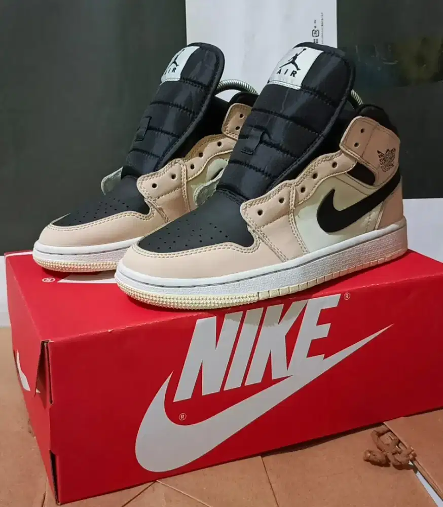 Air Jordan 1 Mid Barely Orange