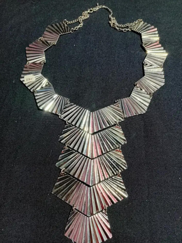 Kalung wanita etnik