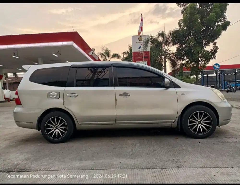 Nissan Livina 2010 Bensin