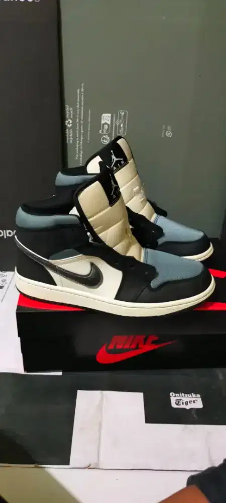 Air Jordan 1 Mid SE 'Satin Smoke Grey'. 