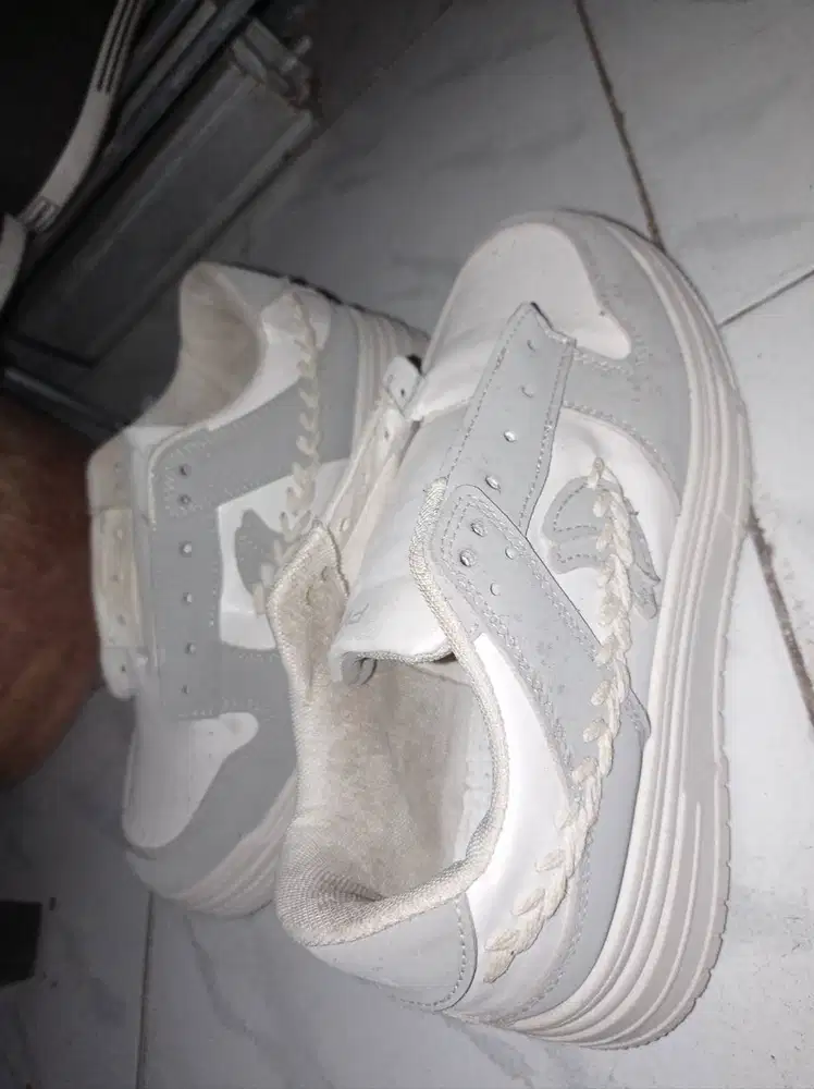 SEPATU WANITA PUTIH ABU-38