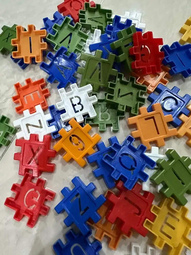 Mainan puzzle huruf anak