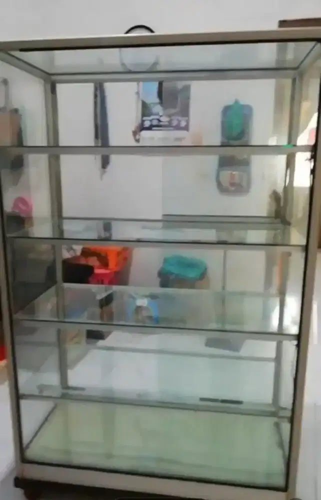Jual cepat 2 Etalase Alumunium rak kaca 5 susun bekas msh kekar