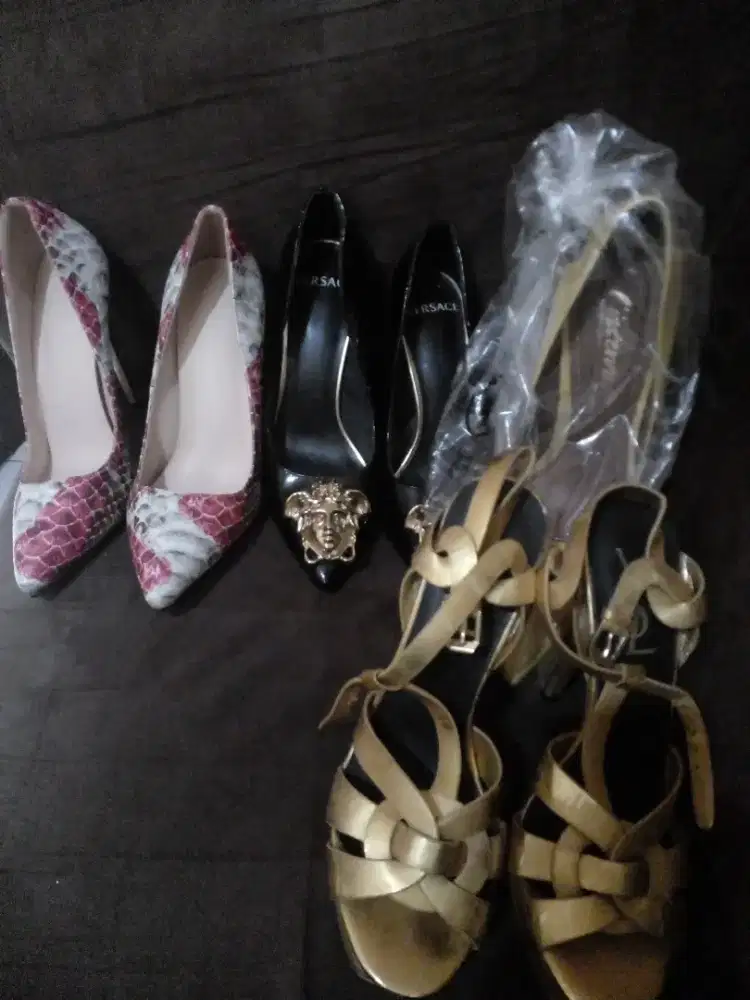 Sepatu bermerk wanita