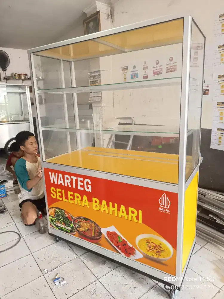 Etalase makananan warteg warung nasi