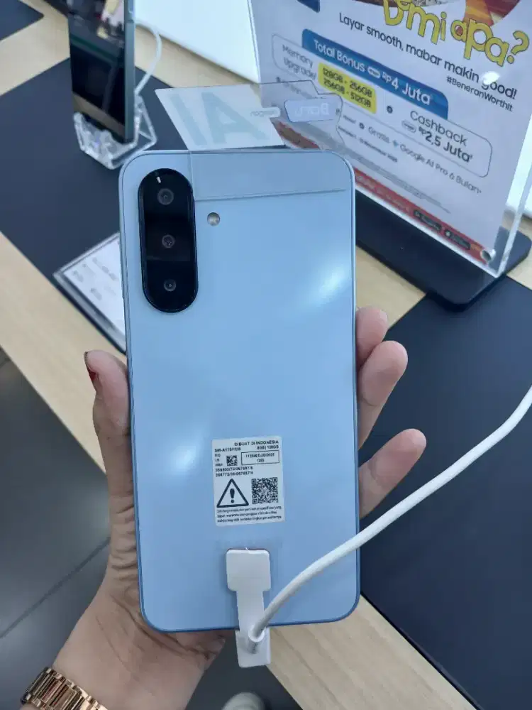 Samsung galaxy A17 LTE , hp dengan warna soft