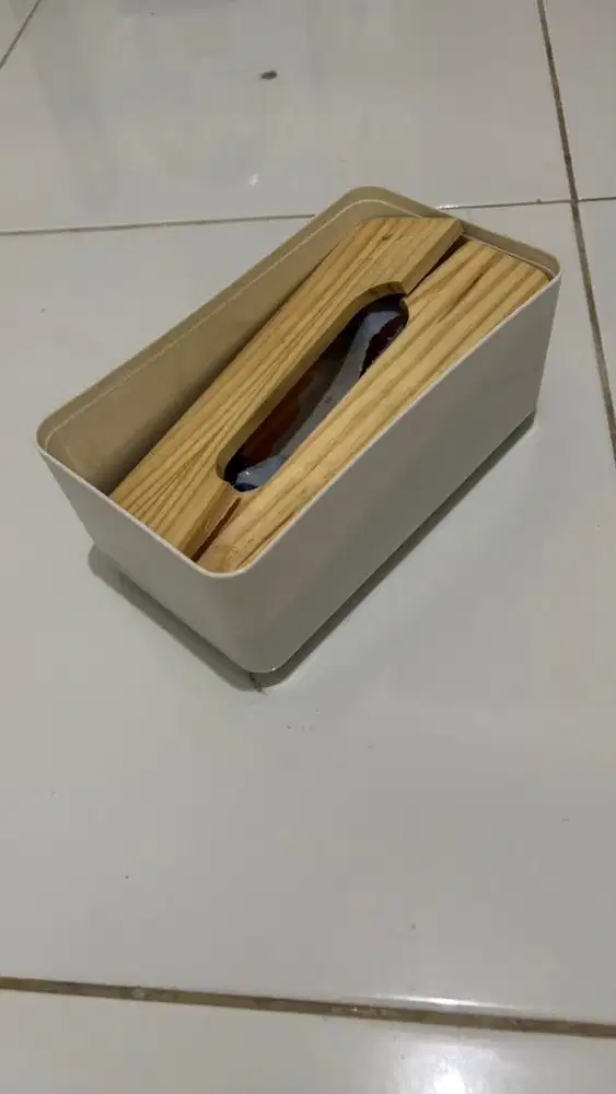Kotak tisu warna putih