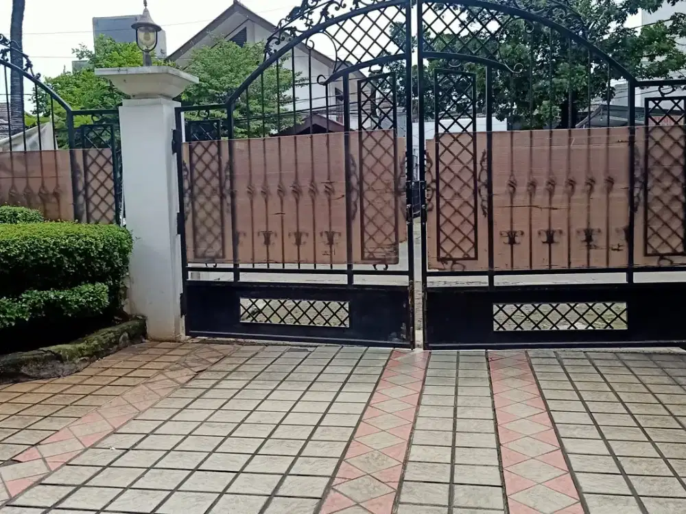 Di sewakan rumah pinggir jalan bisa untuk kantor atau rumah keluarga besar di kawasan Tebet, Jaksel