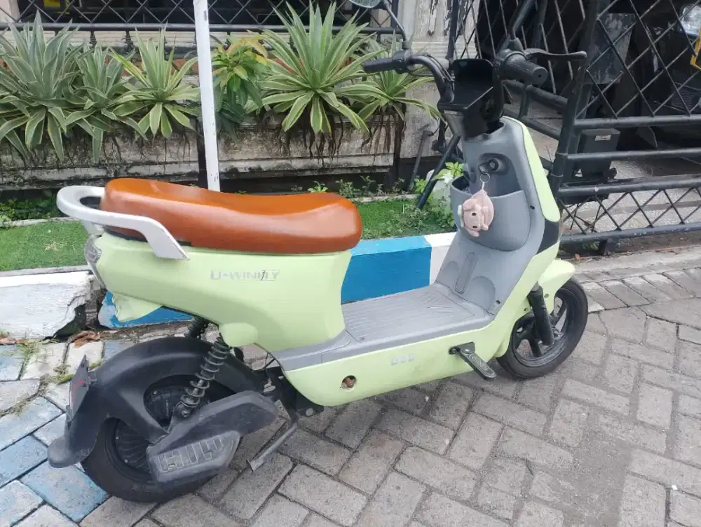 Sepeda listrik uwinfly d8d warna hijau
