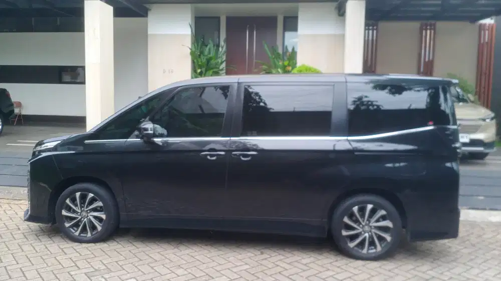 Toyota Voxy 2023 Bensin