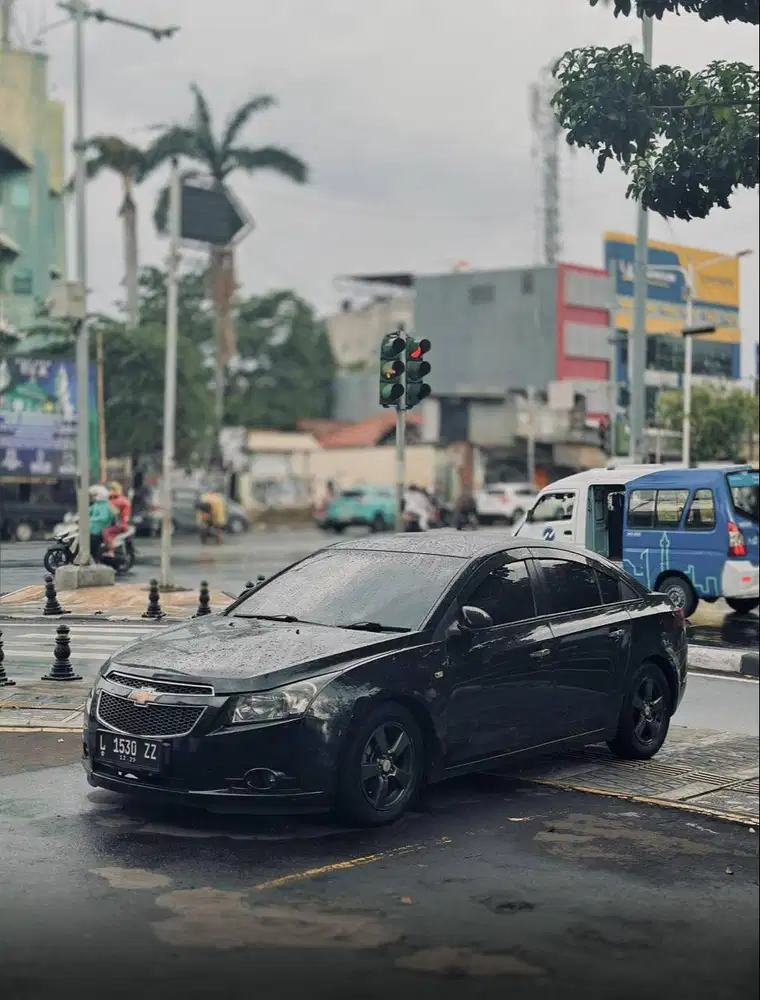 DIJUAL MOBIL CHEVROLET CRUZE 1.8 A/T 2010 WARNA HITAM METALIK