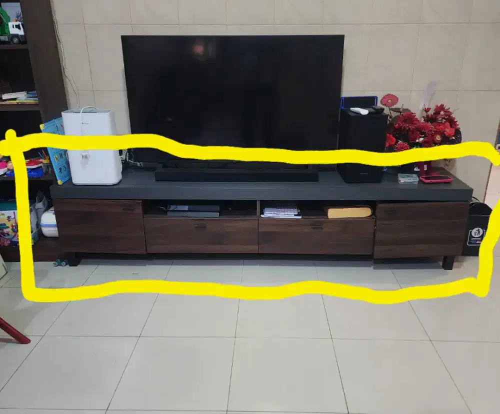 Rak TV / Meja TV merk Pira warna coklat