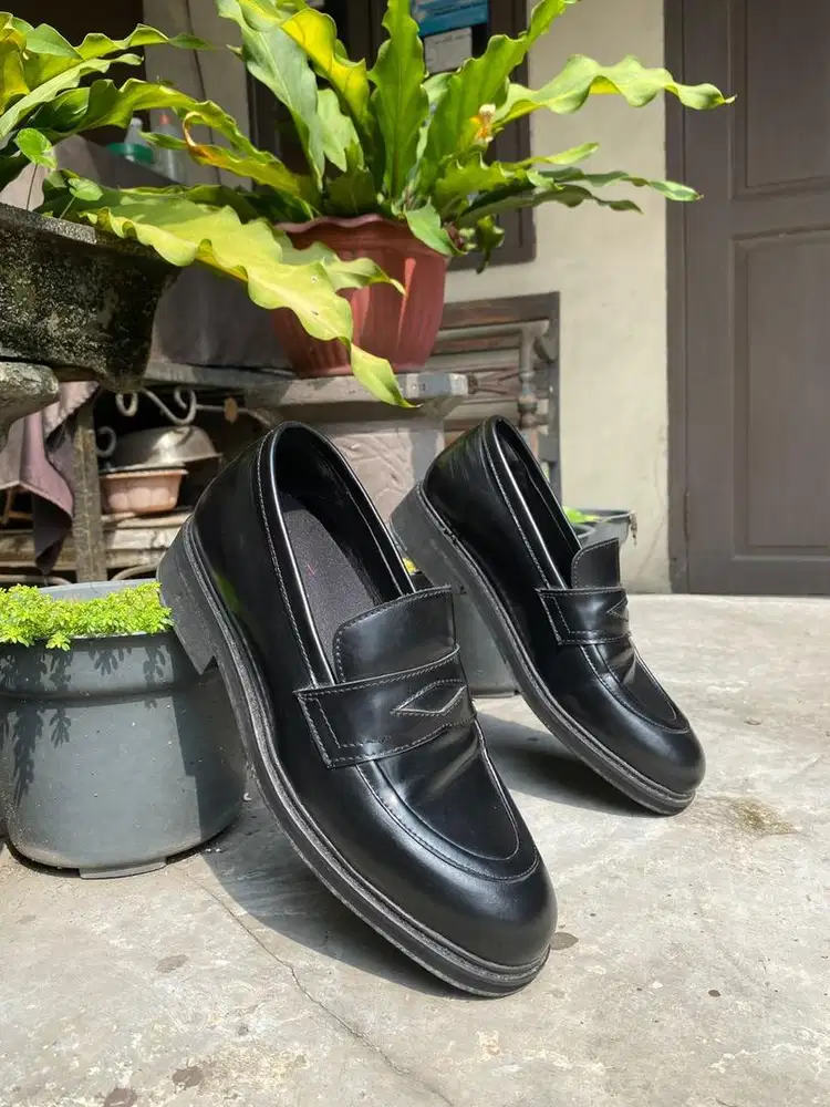 NOIR PENNY LOAFERS