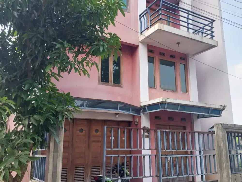 Dijual Rumah Hook 3 Lantai di Cimahi Utara, Harga Nego