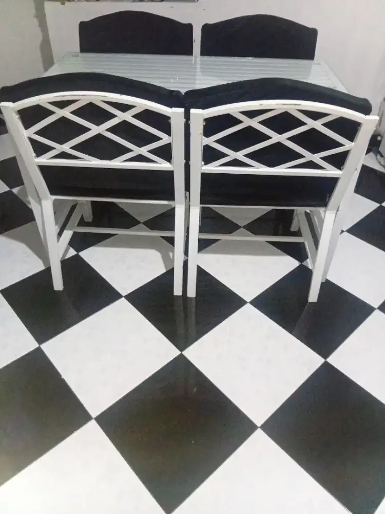 Meja makan set 4 kursi