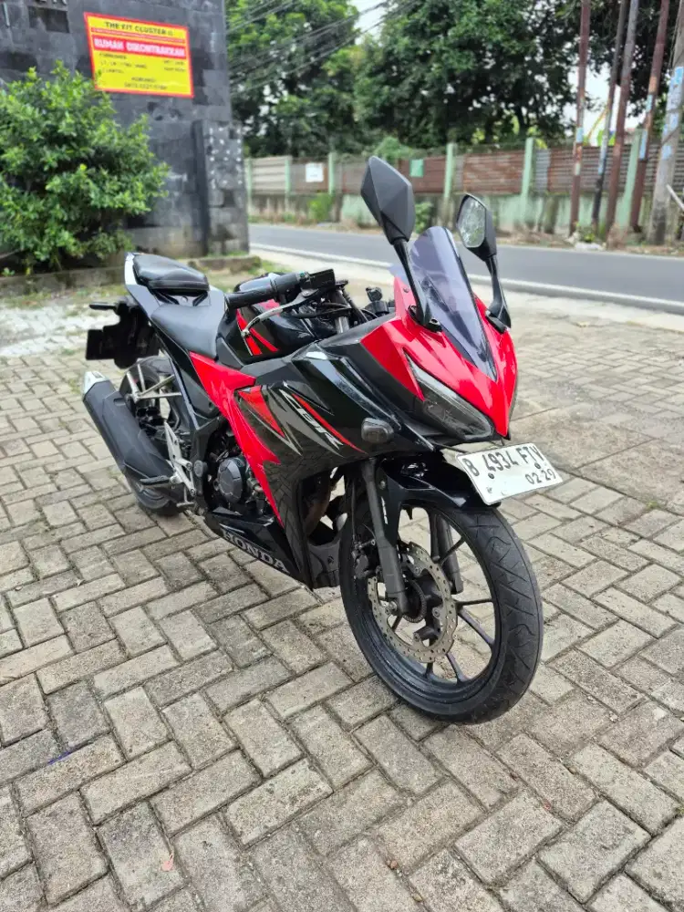 Dijual Honda CBR 150R Facelift tahun 2019 surat lengkap