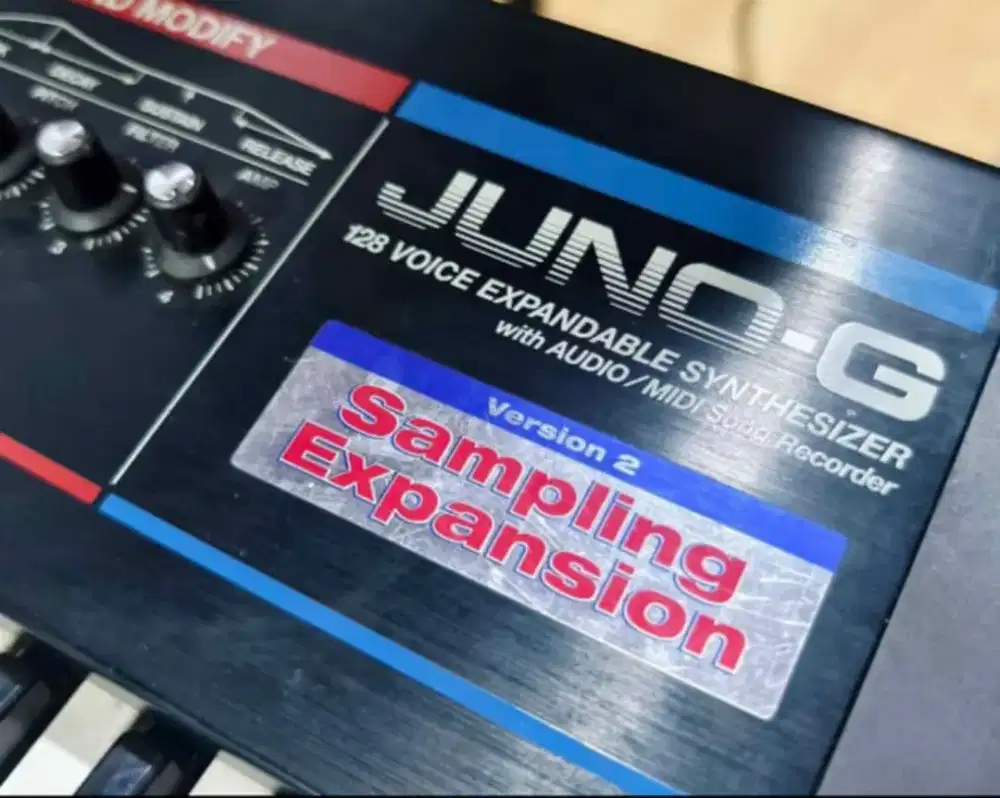 Synthesizer ROLAND JUNO G V2 SAMPLING EXPANSION  LIKE NEW