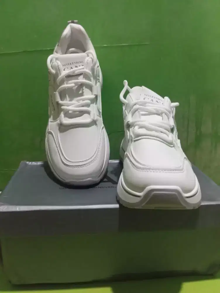 Sepatu running atau senam