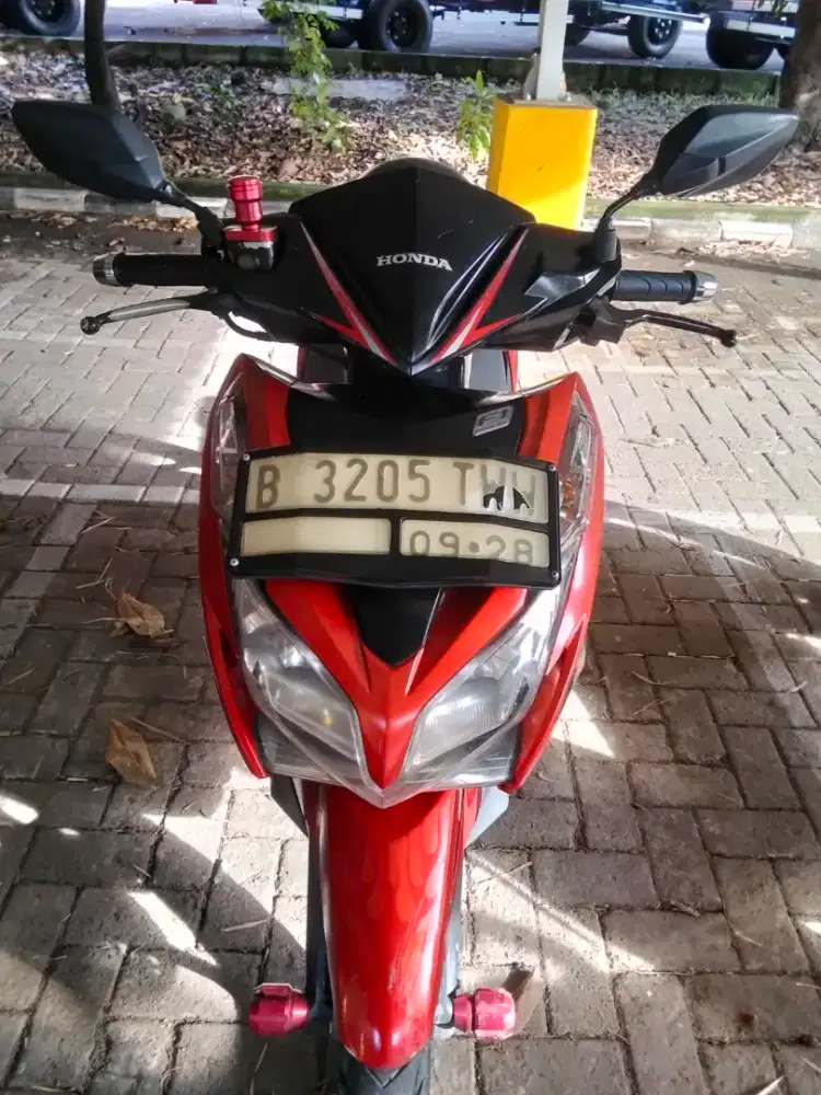 Di jual vario kzr 2013 plat Jaktim surat2 kumplit hidup.