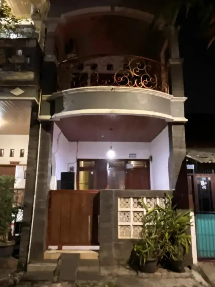 Disewakan Rumah 2 Lantai, 3 Kamar Tidur, 2 Kamar Mandi
