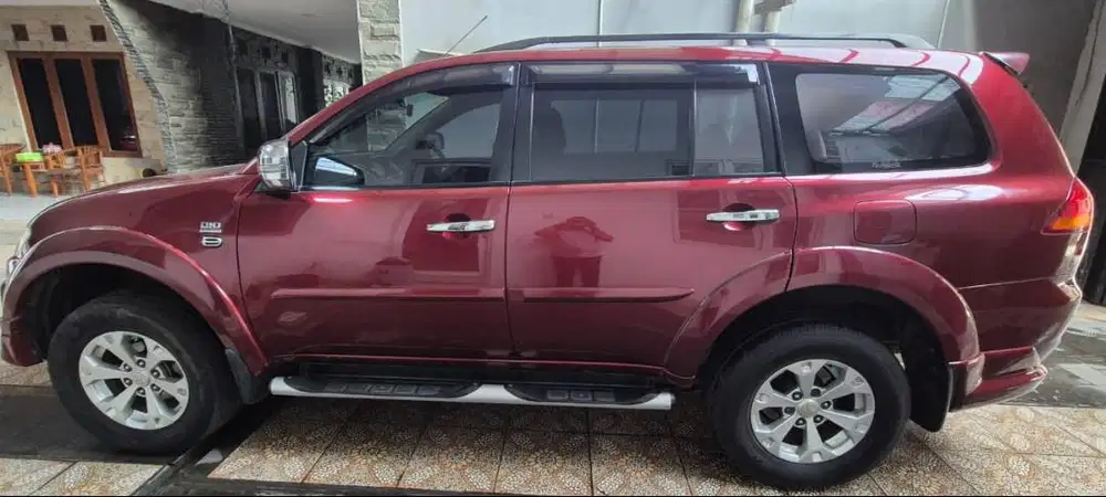 Pajero Sport Dakar 4x4 2.5L AT 2013 – Limited Edition Red, Kondisi I