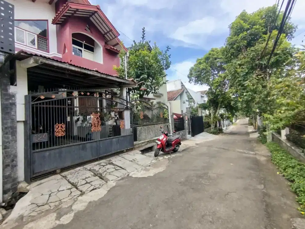 RUMAH CLASIK DI KOMPLEK CIGADUNG LINGKUNGAN ASRI DEKAT DAGO