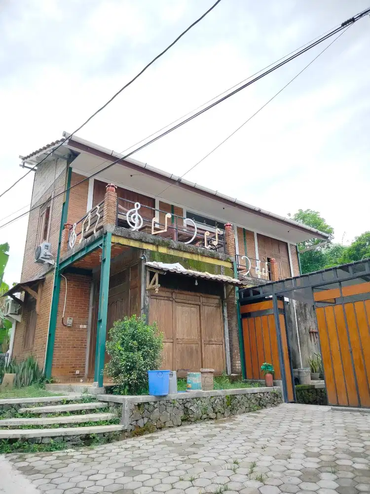 Dijual Rumah Antik Siap Huni cocok untuk Homestay , semi furnished