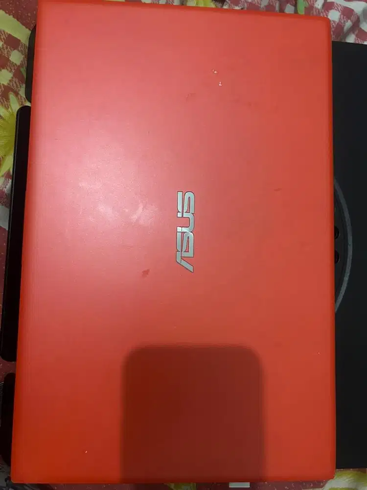 Laptop ASUS Vivobook 14 berwarna oranye/merah