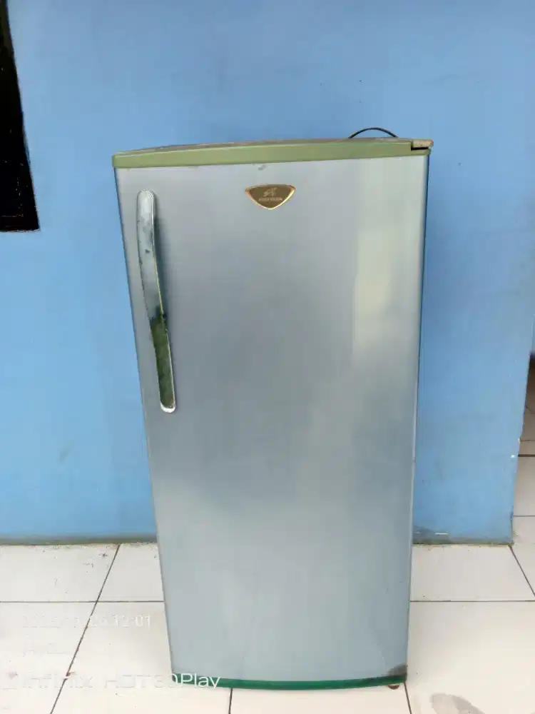 Kulkas 1 pintu merek Polytron kondisi normal gda minus