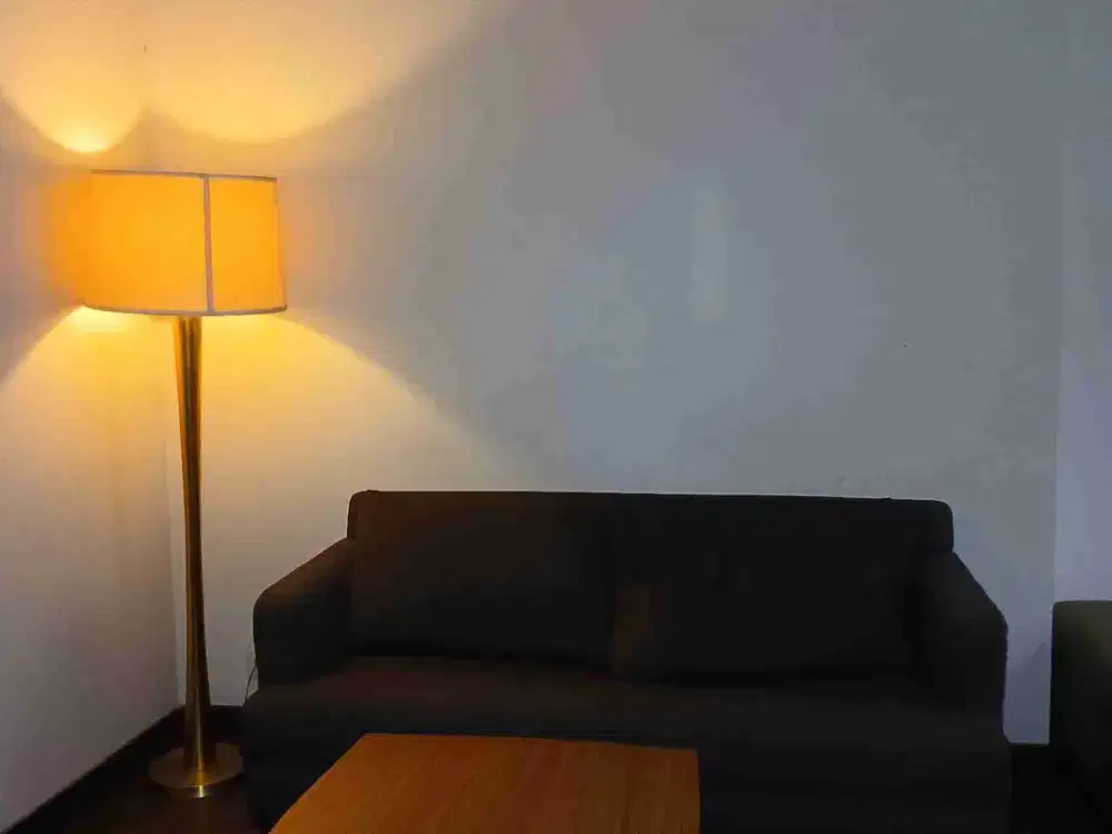 APARTEMEN GRAND DAFAM FULL FURNISHED LOKASI PREMIUM DEKAT PANTAI DISEWAKAN TAHUNAN