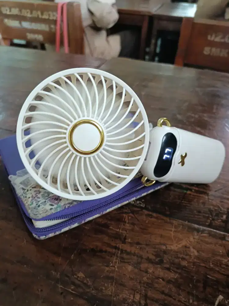 Mini Fan Portable 2-in-1 — Angin Kencang, Praktis Dibawa ke Mana Saja!