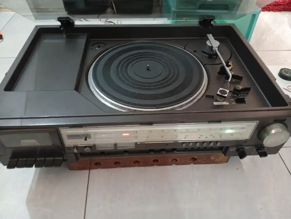 Turntable radio tape amplifier