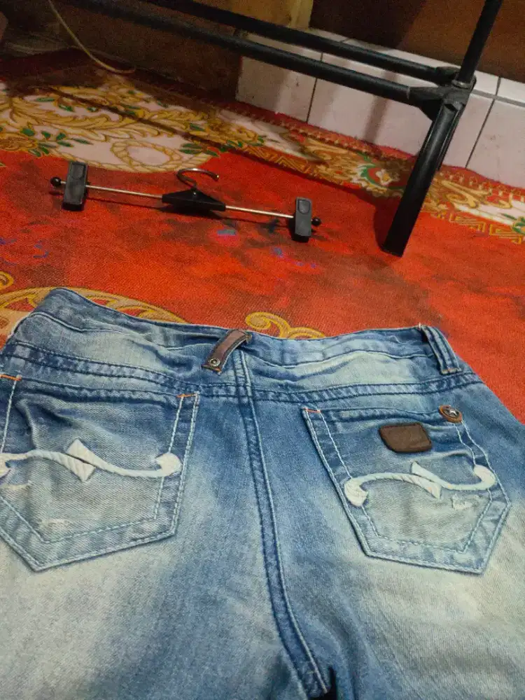 Jeans biru to cool shine