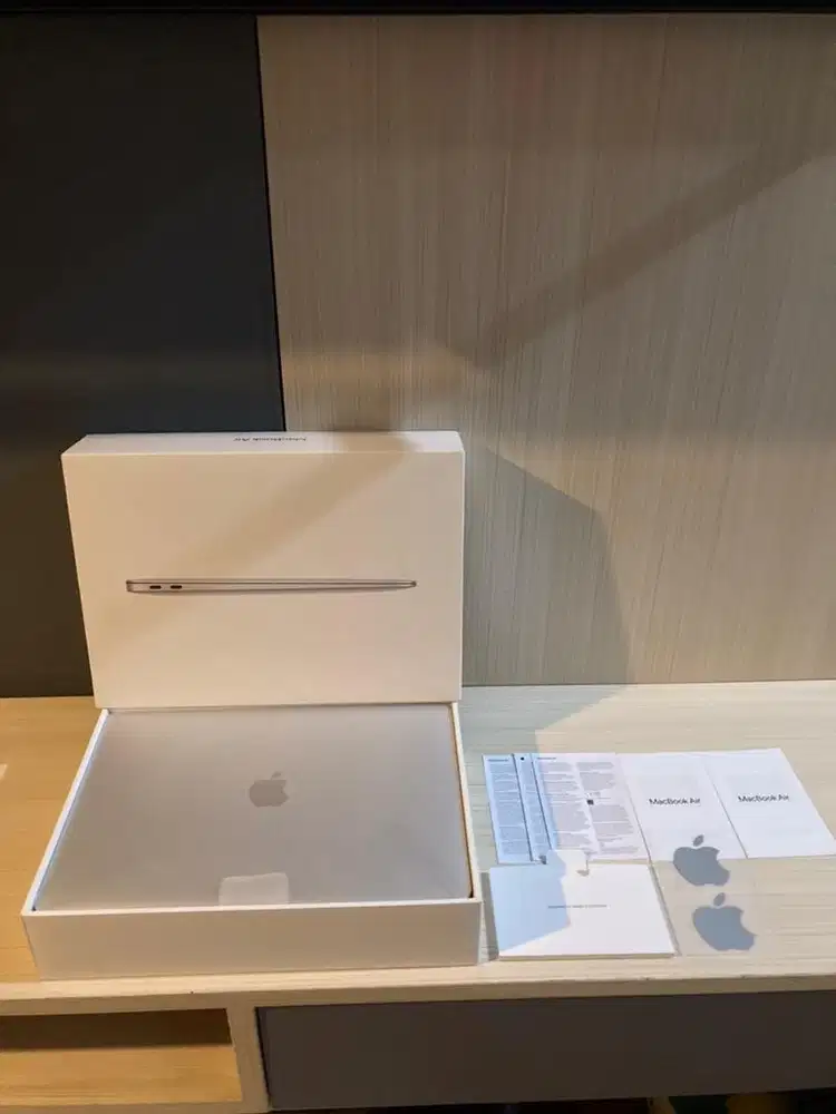 Macbook Air Retina 13 inch 2020 Like New.