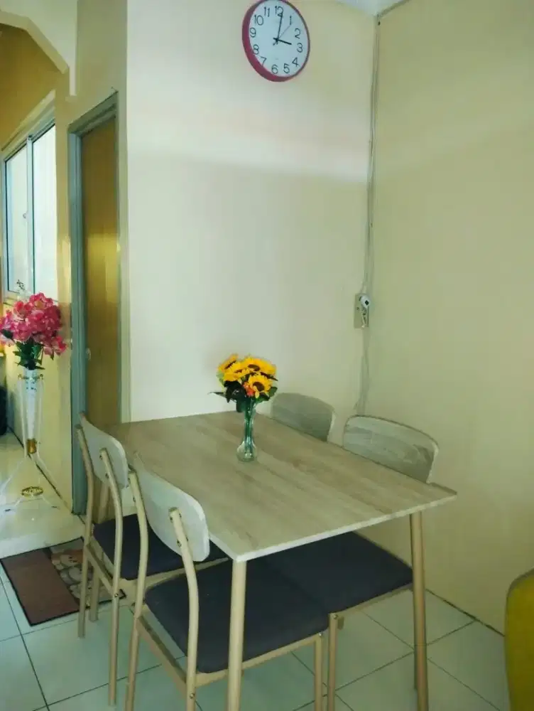 Meja makan set kursi