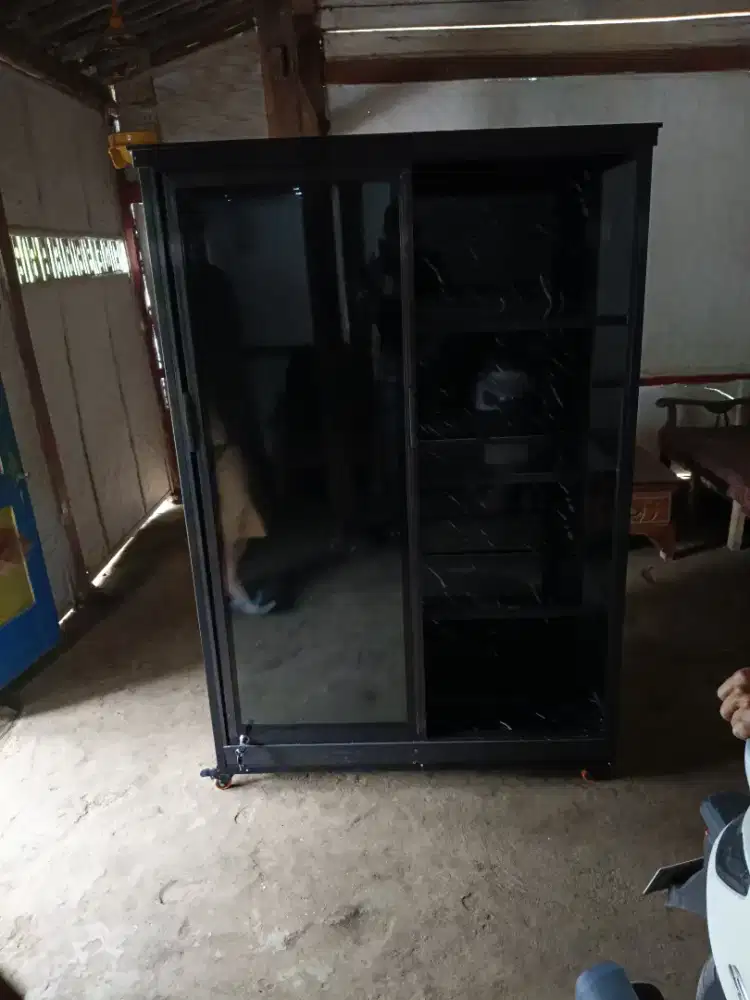 Jual lemari pakaian aluminium warna coklat pintu geser aluminium