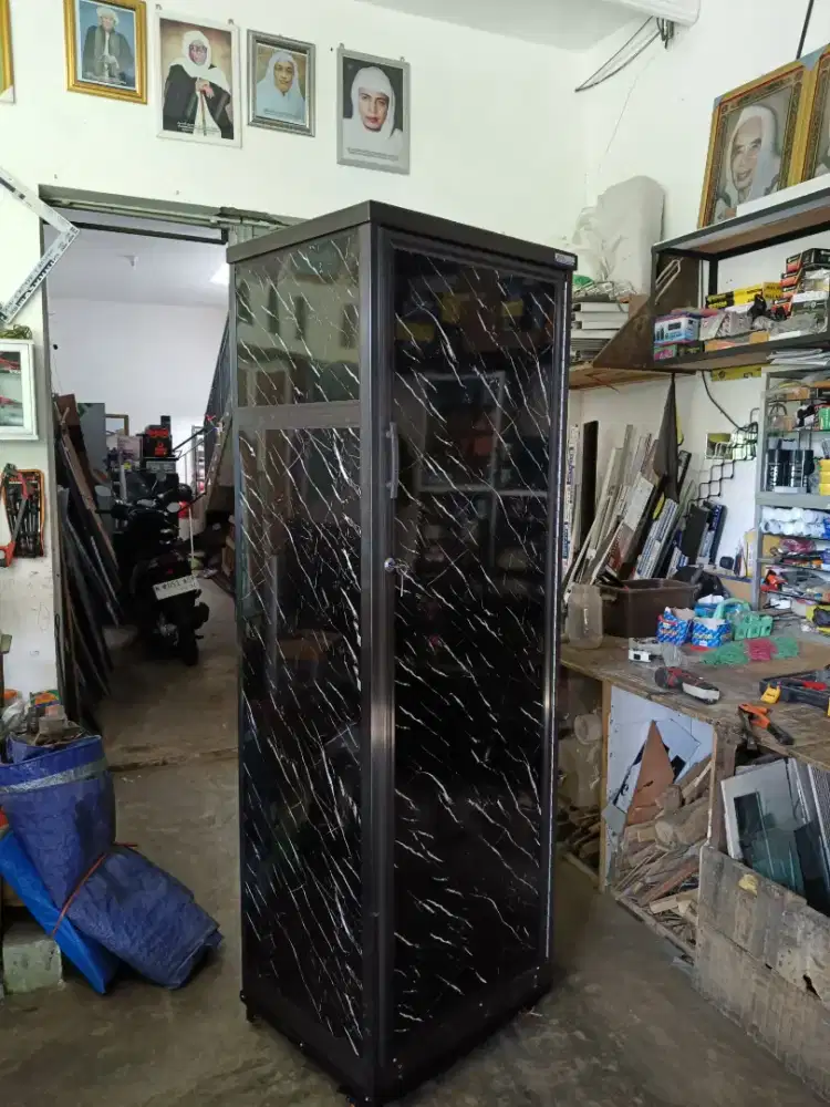 Jua lemari pakaian aluminium warna coklat motif marmer hitam