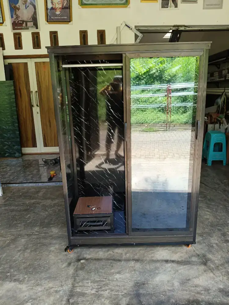 Lemari pakaian aluminium warna coklat pintu geser ada pintu cermin nta