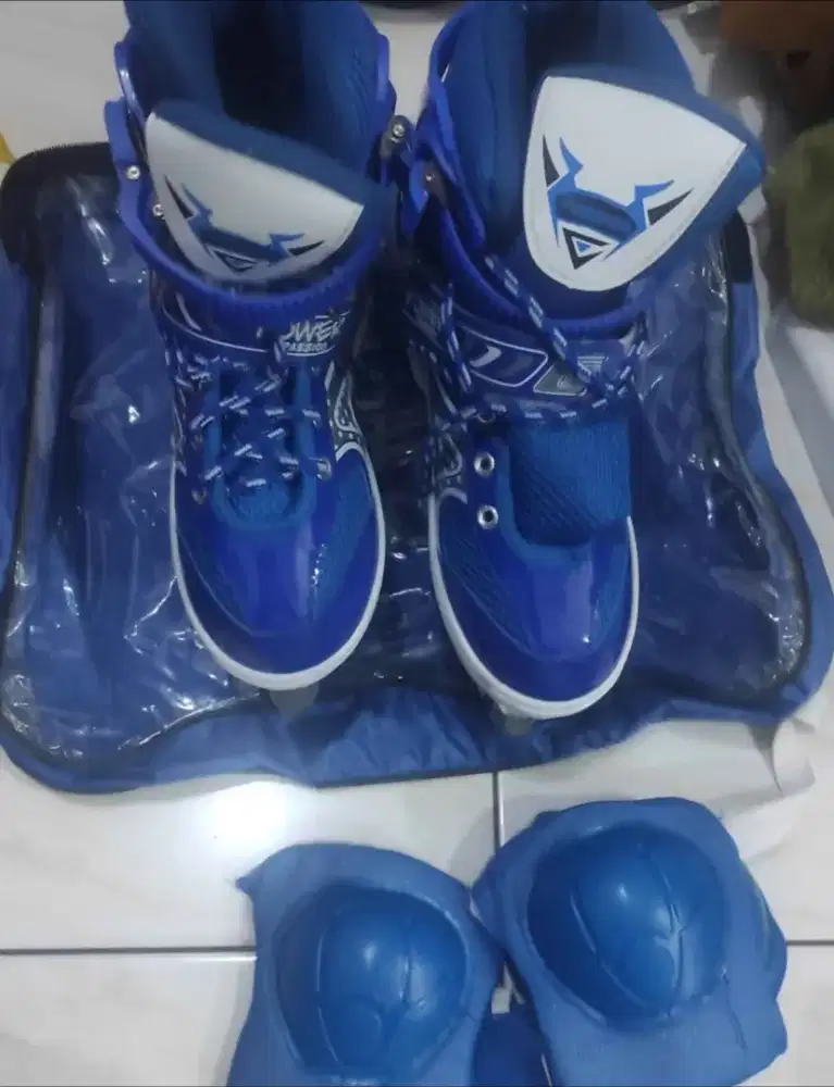 Sepatu roda biru